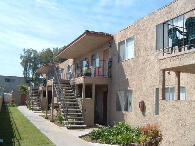 Front of a multifamily property on Oxford Street in San Diego