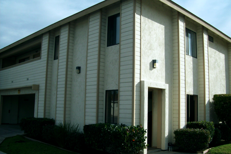 Front of a multifamily property at the Imperial Vila Apartments in San Diego